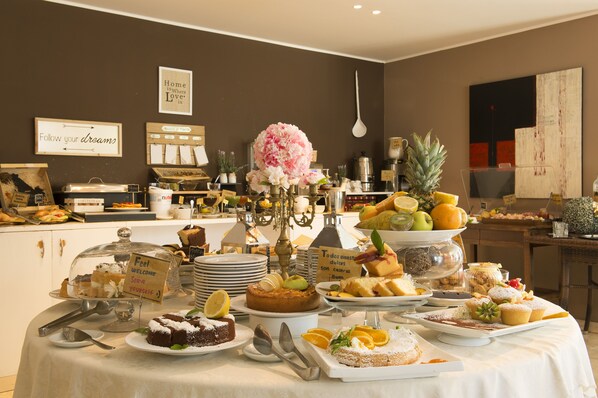 Daily cooked-to-order breakfast (EUR 15 per person)