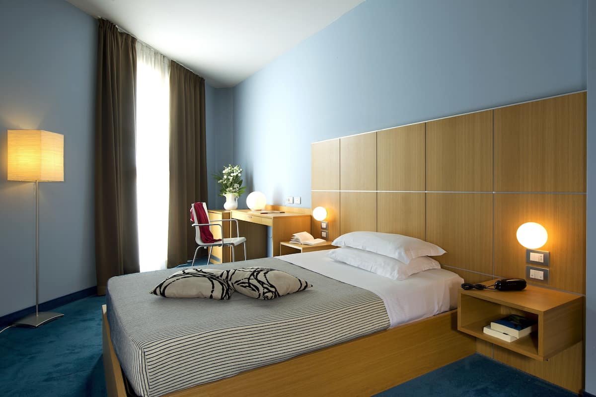 frette italian sheets, down duvets, minibar, in-room safe