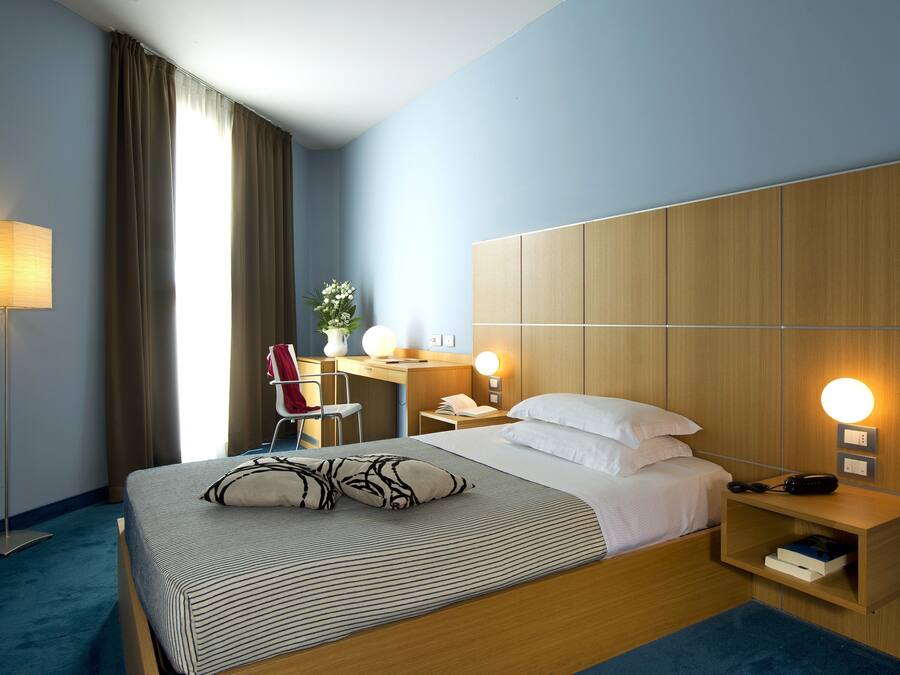 Sábanas italianas Frette, cubrecamas y minibar