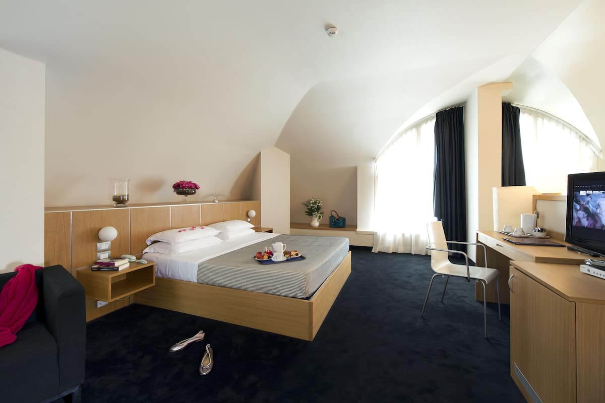 frette italian sheets, down duvets, minibar, in-room safe