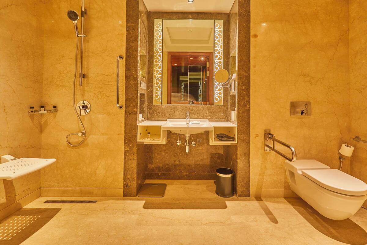 Un baño moderno con ducha, lavamanos e inodoro.