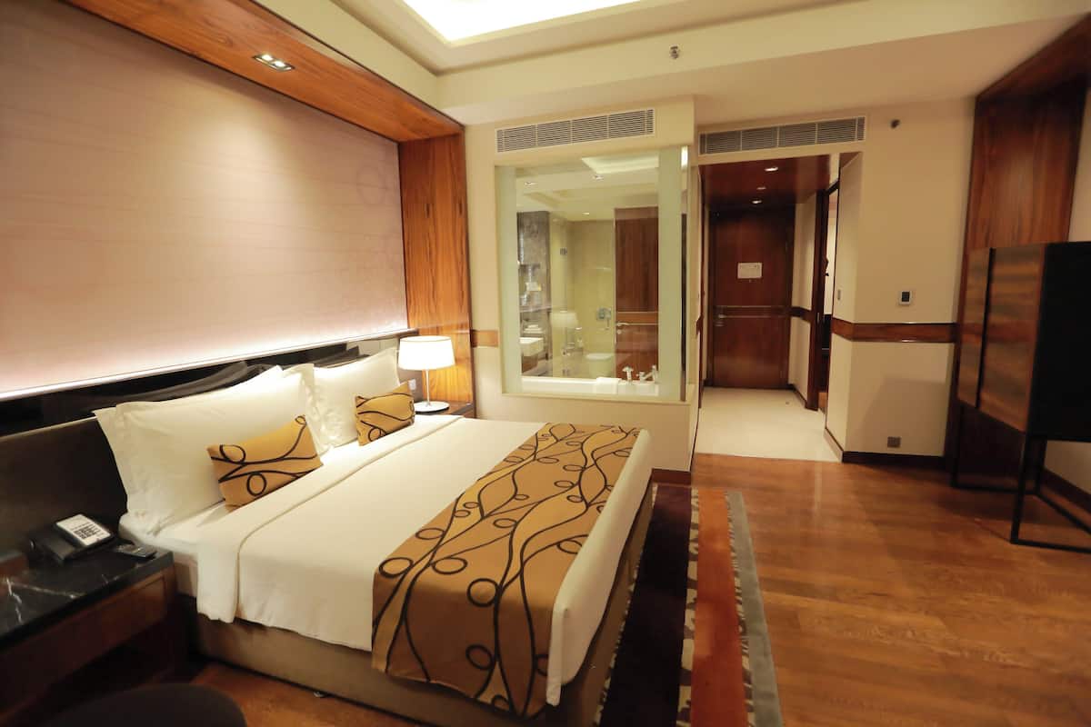 Habitación estándar, 1 cama King size, vista a la alberca | Edredón, camas con efecto memoria y minibar