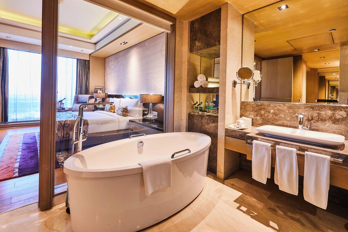 Couette en duvet, lit avec matelas en mousse à mémoire, minibar