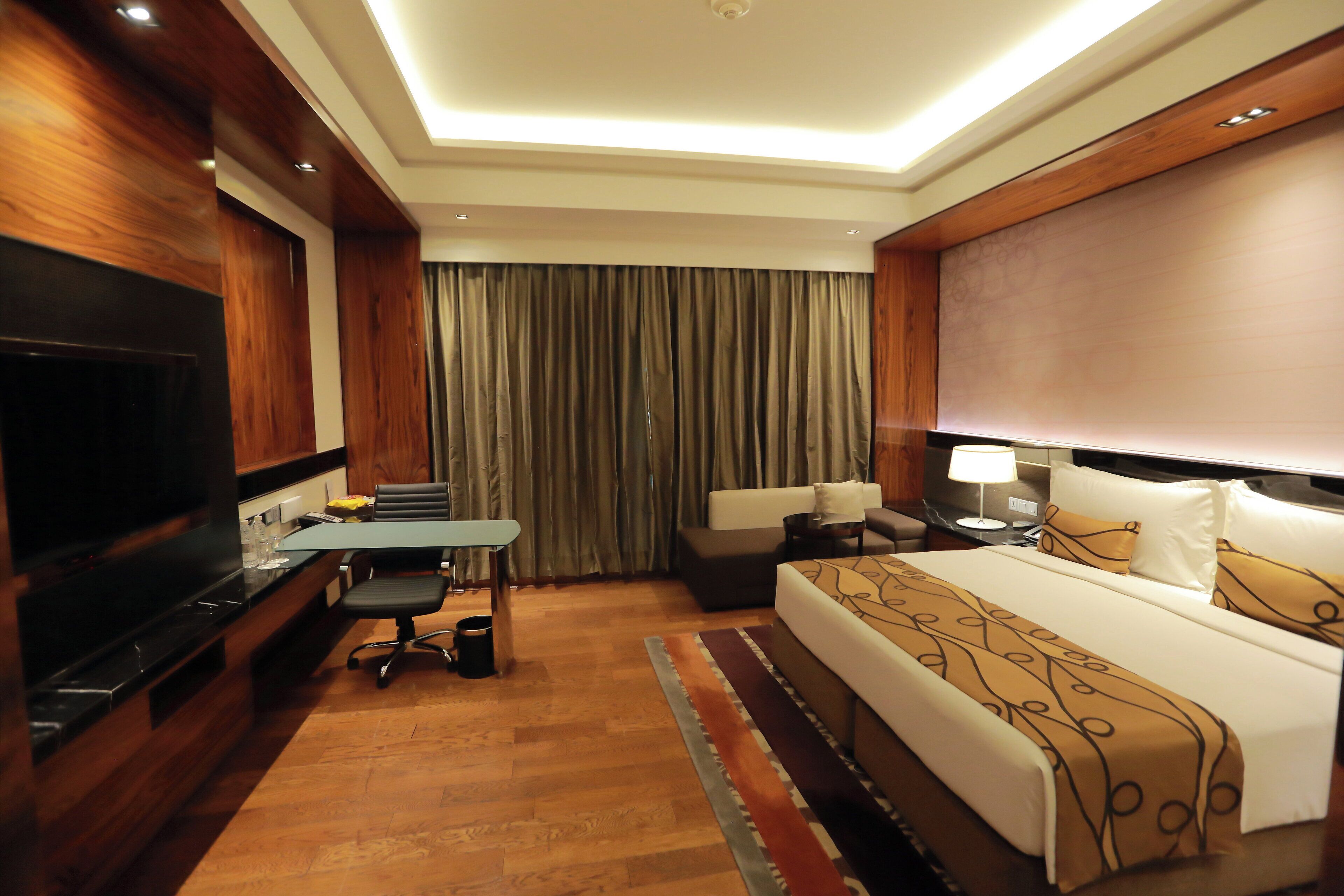 羽绒被、记忆海绵床垫、迷你吧、客房内保险箱