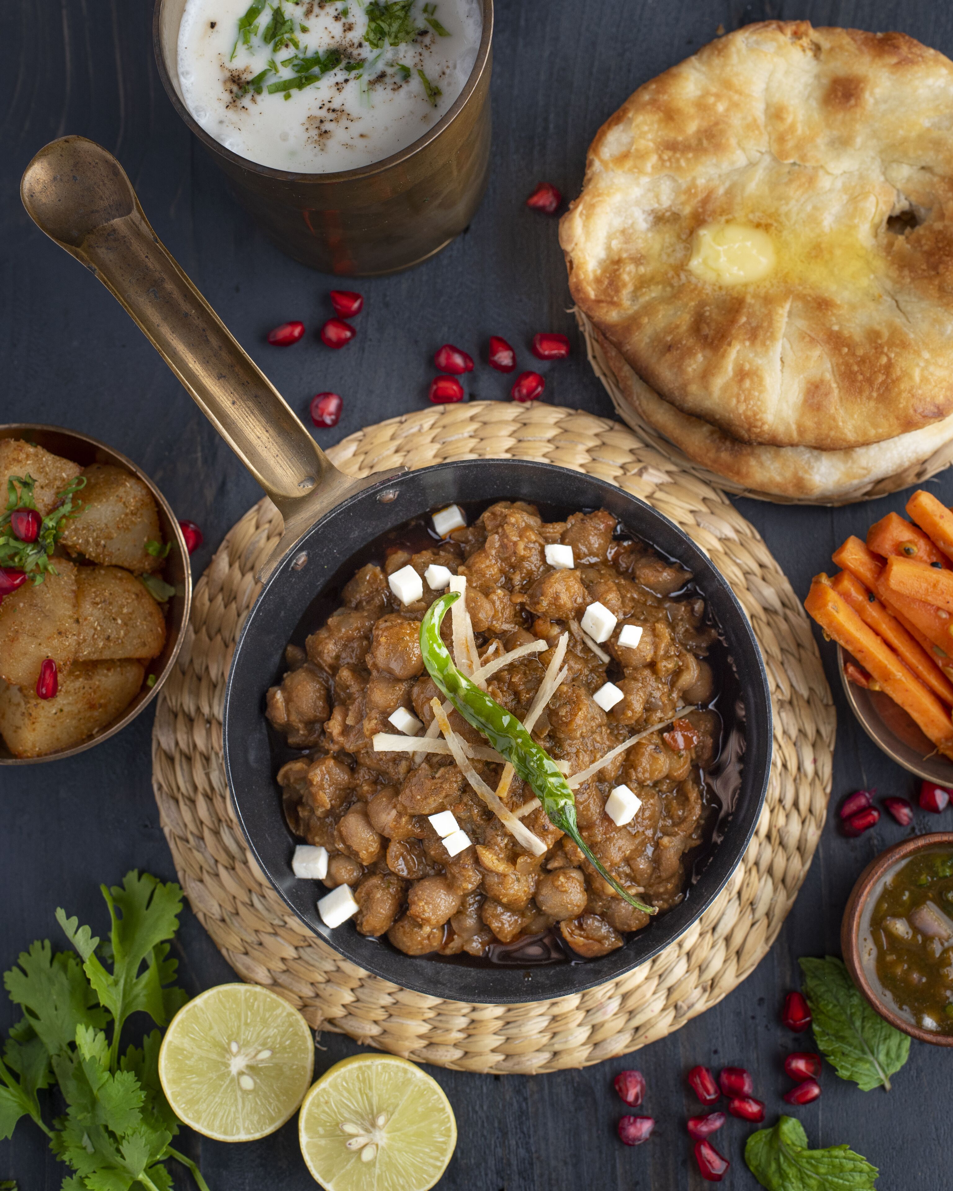 Un bol de lentilles aux épices, un bol de yaourt et un morceau de pain naan.