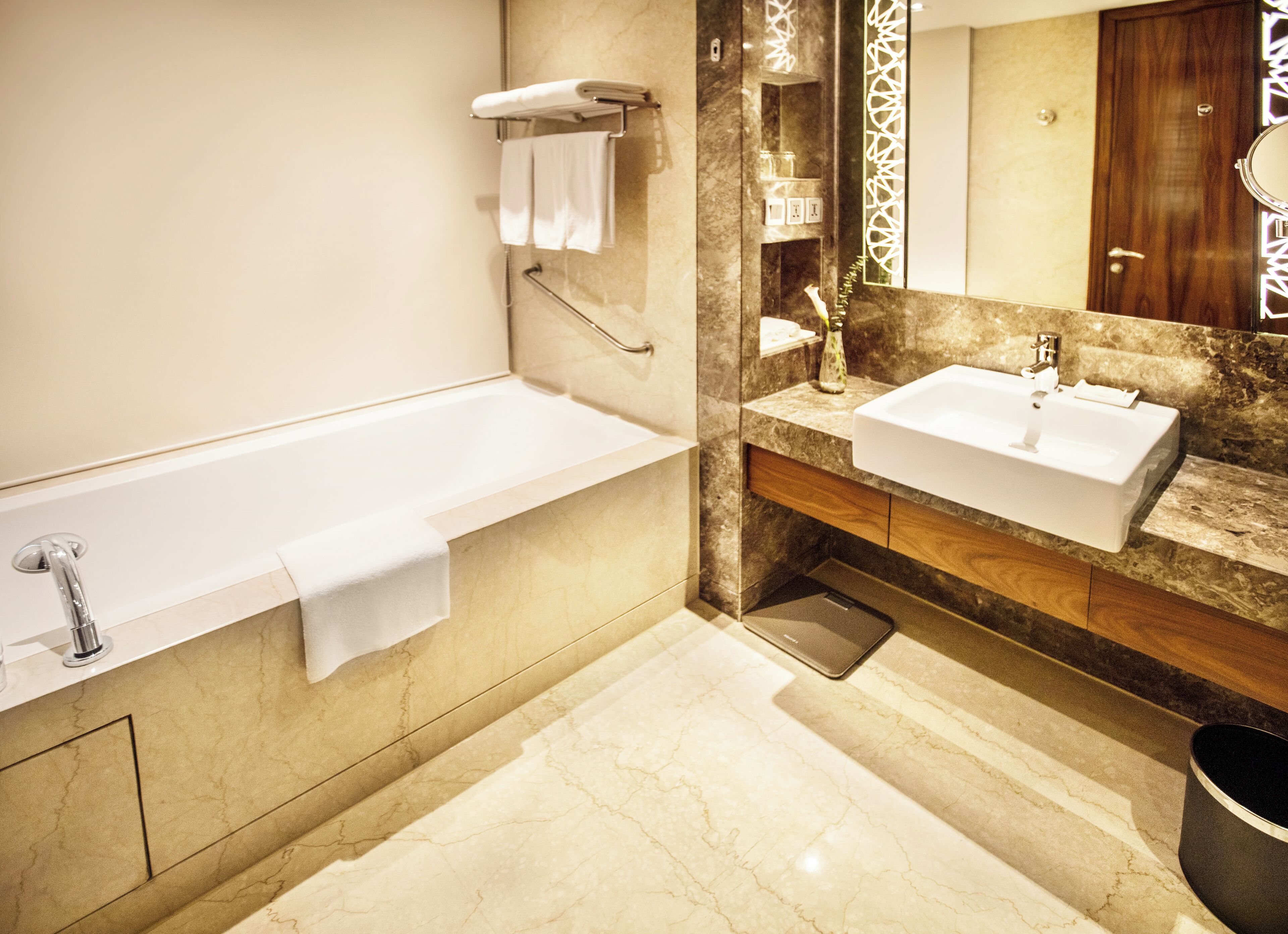 Baignoire et douche séparées, articles de toilette gratuits