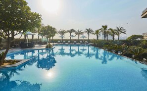 室外游泳池，07:00 至 20:00 开放，池畔遮阳伞，日光浴躺椅