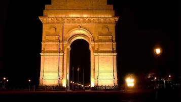 Een grote, verlichte boog met inscripties, vermoedelijk een belangrijk historisch monument.
