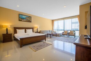 Rom – deluxe | Safe på rommet, skrivebord, blendingsgardiner og strykejern/-brett