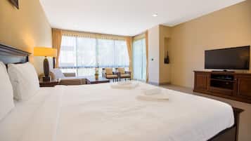 Deluxe Room | Peti besi dalam bilik, meja, langsir/tirai gelap terus