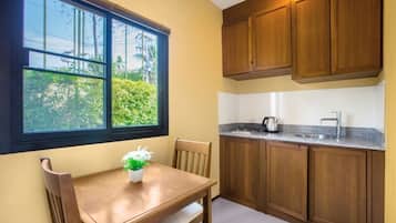 Pool Access | Cocineta privada | Refrigerador y utensilios de cocina