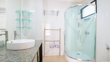Deluxe Room | Bathroom | Shower, free toiletries, hair dryer, bathrobes