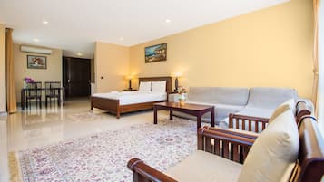 Deluxe Room | Peti besi dalam bilik, meja, langsir/tirai gelap terus