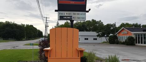 A Howard Johnson Inn sign with amenities like free WiFi, free breakfast, and pet-friendly services.
