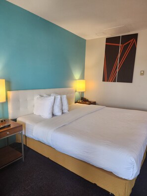 Cortinas blackout, tabla de planchar con plancha y camas extra