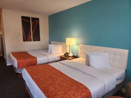 Cortinas opacas, tabla de planchar con plancha, camas supletorias