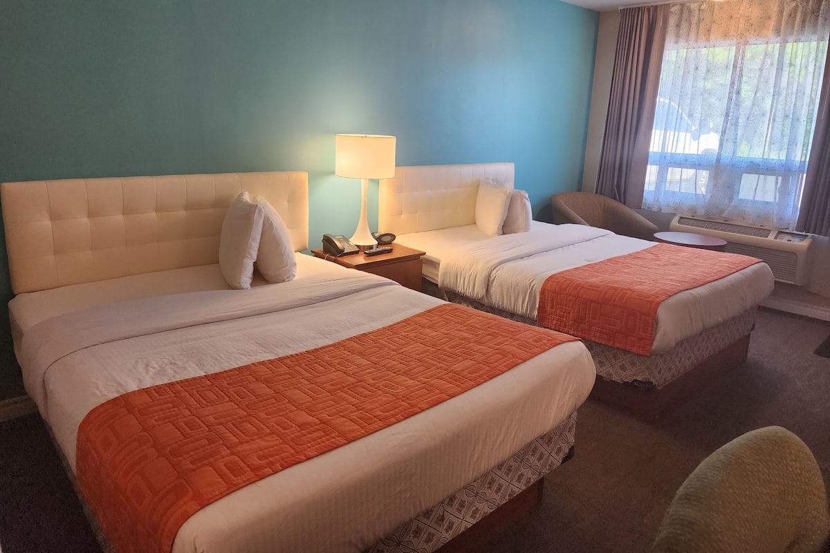 Habitación, 2 camas de matrimonio, no fumadores | Cortinas opacas, tabla de planchar con plancha, camas supletorias