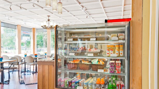 Una vetrina di pasticceria con diversi prodotti da forno e bevande.