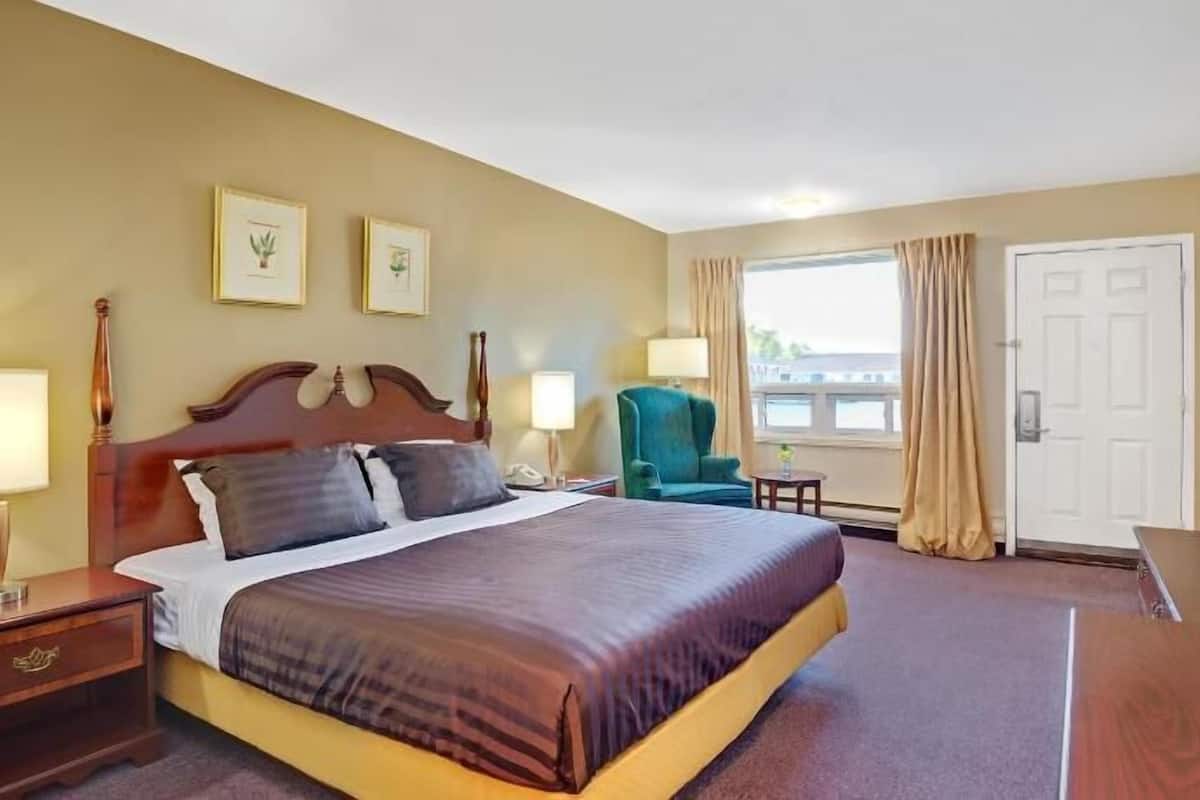 Rideaux dâobscurcissement, fer et planche Ă repasser