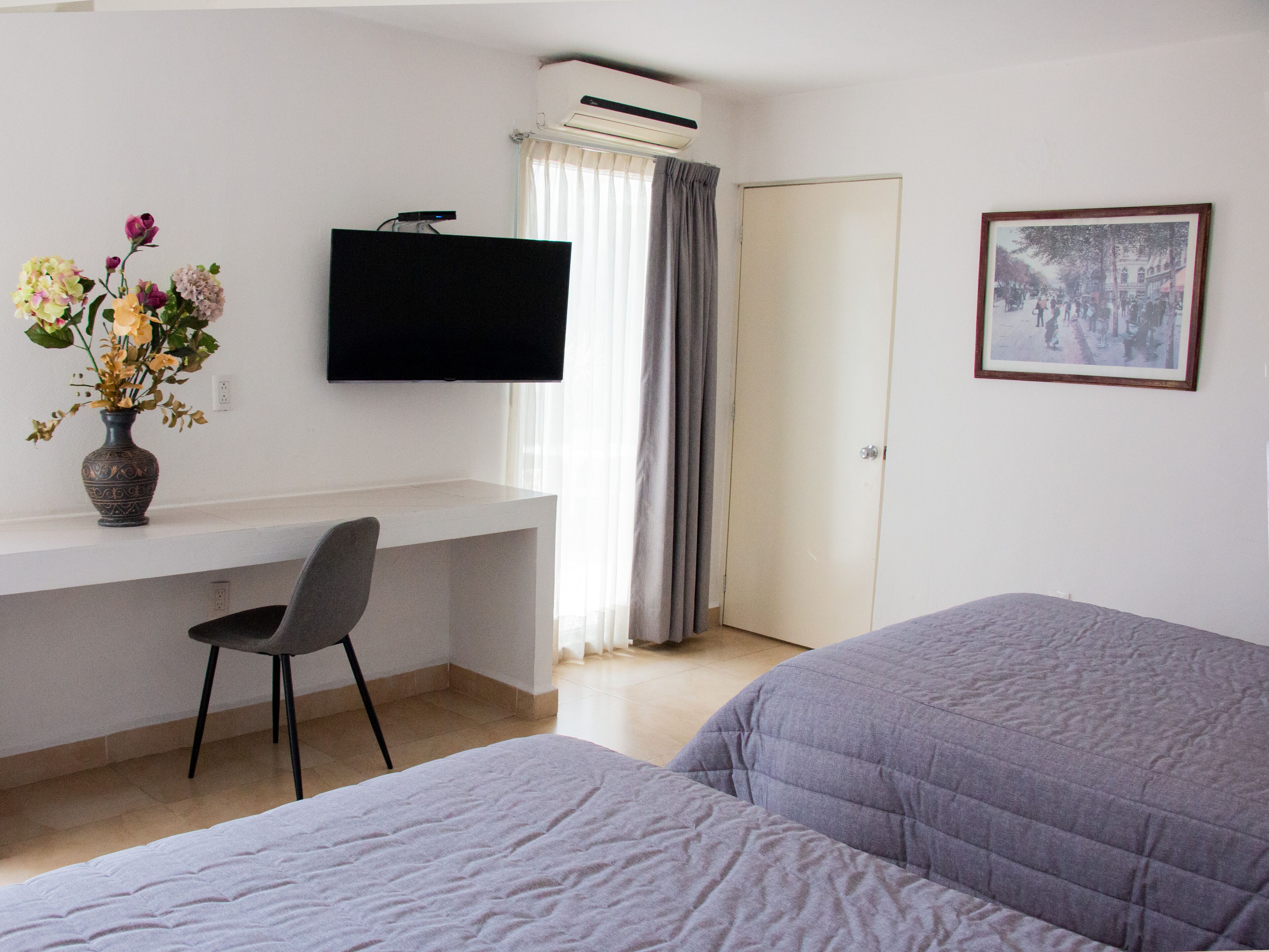 Standard Double Room, 2 Double Beds | Escritorio y wifi gratis 