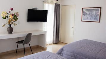 Standard Double Room, 2 Double Beds | Escritorio y wifi gratis