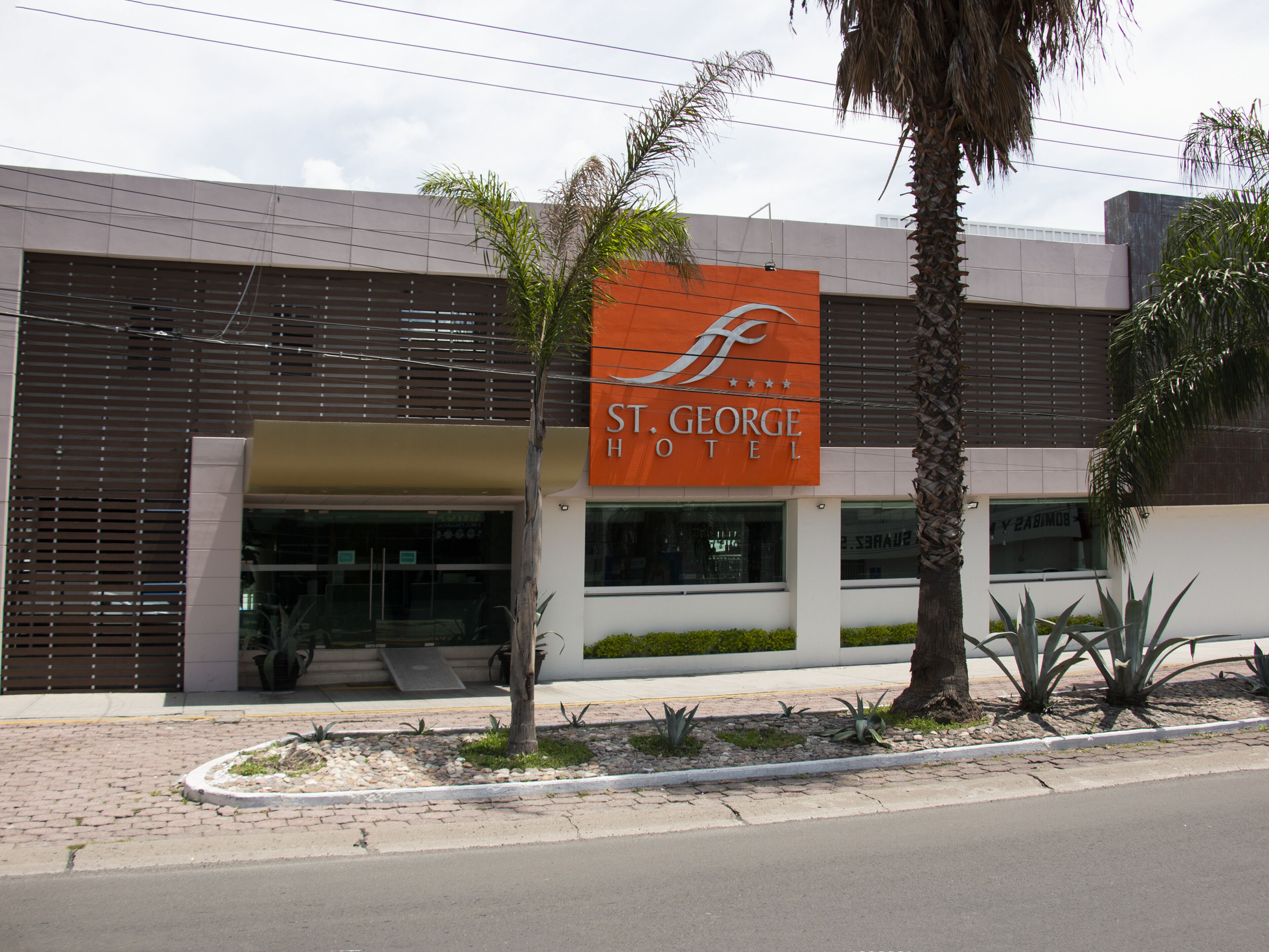 Vista frontal de la propiedad