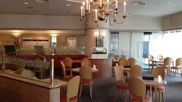 Här finns 3 restauranger som serverar frukost.