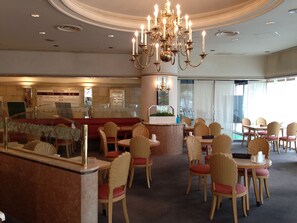 3 restauranter, frokost, lunsj og middag serveres, japanske retter