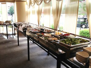 Daily buffet breakfast for a fee