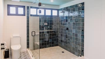 Regadera, amenidades de baño gratuitas, secadora de cabello, toallas