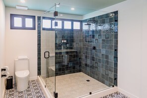 Dusche, kostenlose Toilettenartikel, Haartrockner, Handtücher