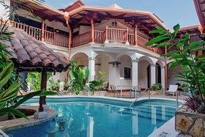 2 piscines extérieures, parasols de plage, chaises longues