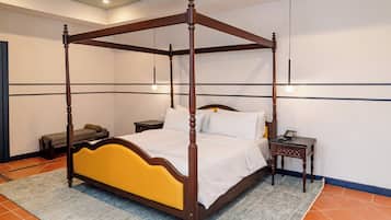 Standard Room, 1 King Bed, Accessible, Non Smoking (Communications) | Individually decorated, individually furnished, desk, laptop workspace