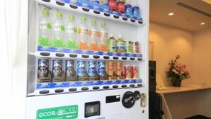 Een automaat met Coca-Cola en diverse flessen drank.