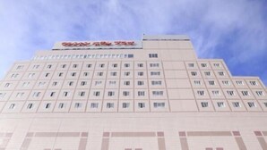 Een hotelentree met een bord waarop 'Washington Plaza' staat.