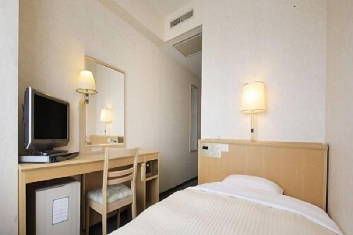 Escritorio, wifi gratis y ropa de cama 
