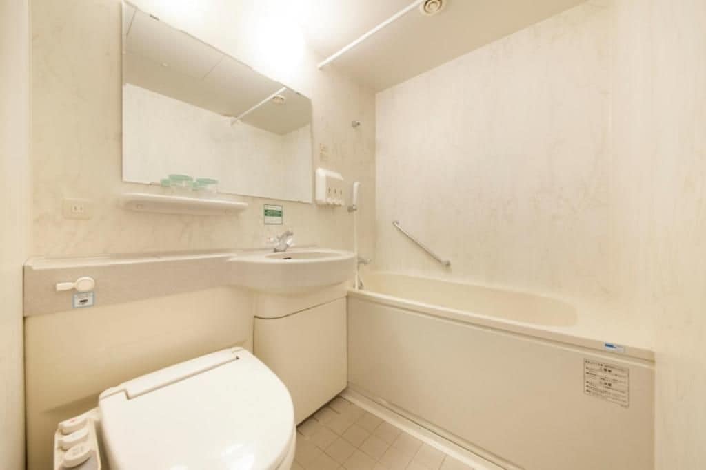 Un baño con inodoro, lavamanos y bañera.