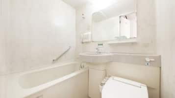 Bañera con ducha, secador de pelo, pantuflas, bidet