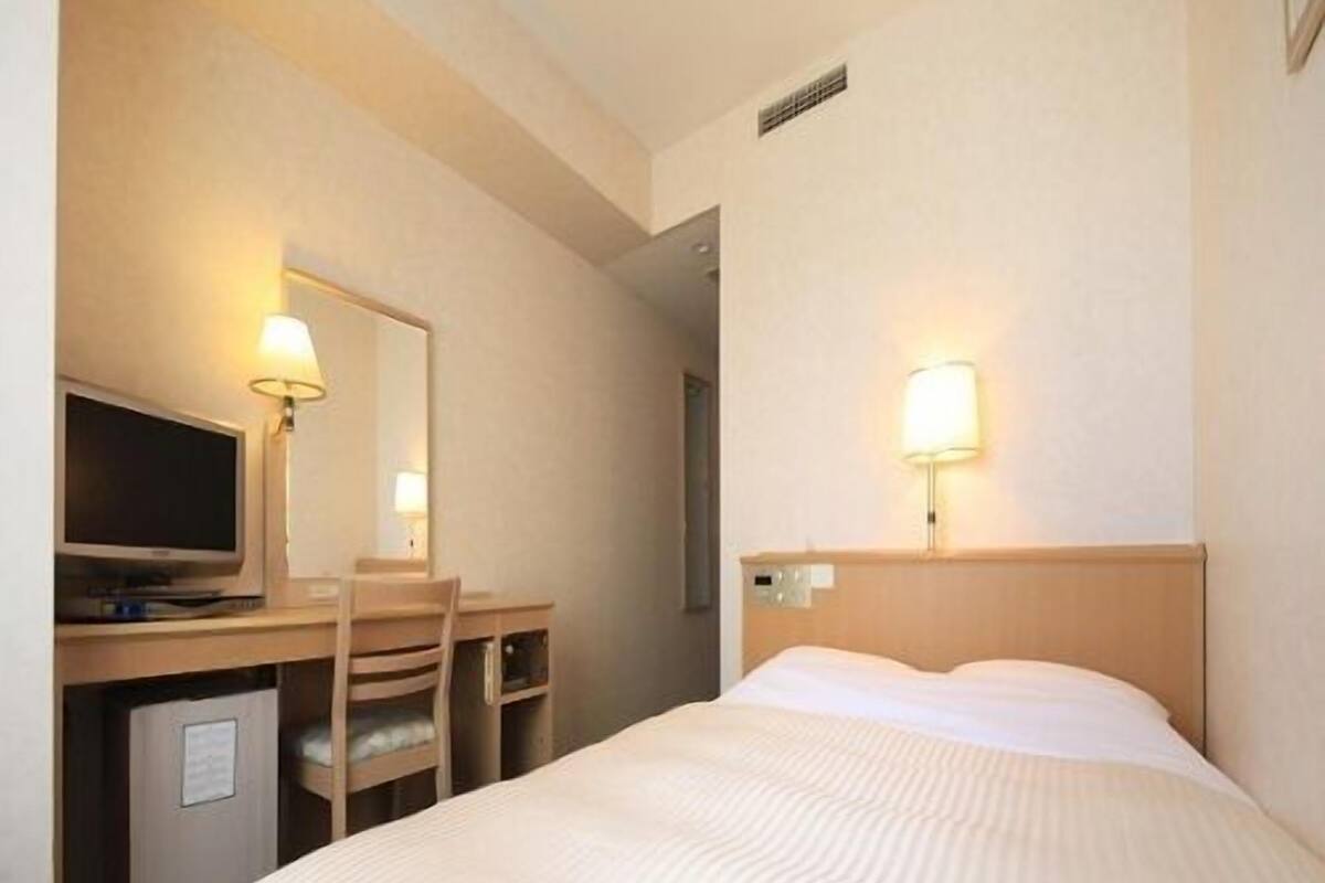 Escritorio, wifi gratis y ropa de cama 
