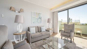 Suite Premium, vista al mar | Sala de estar | Televisión LCD y chimenea