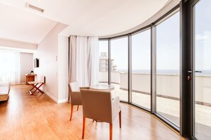 Minibar, caja de seguridad en la habitación y decoración personalizada 