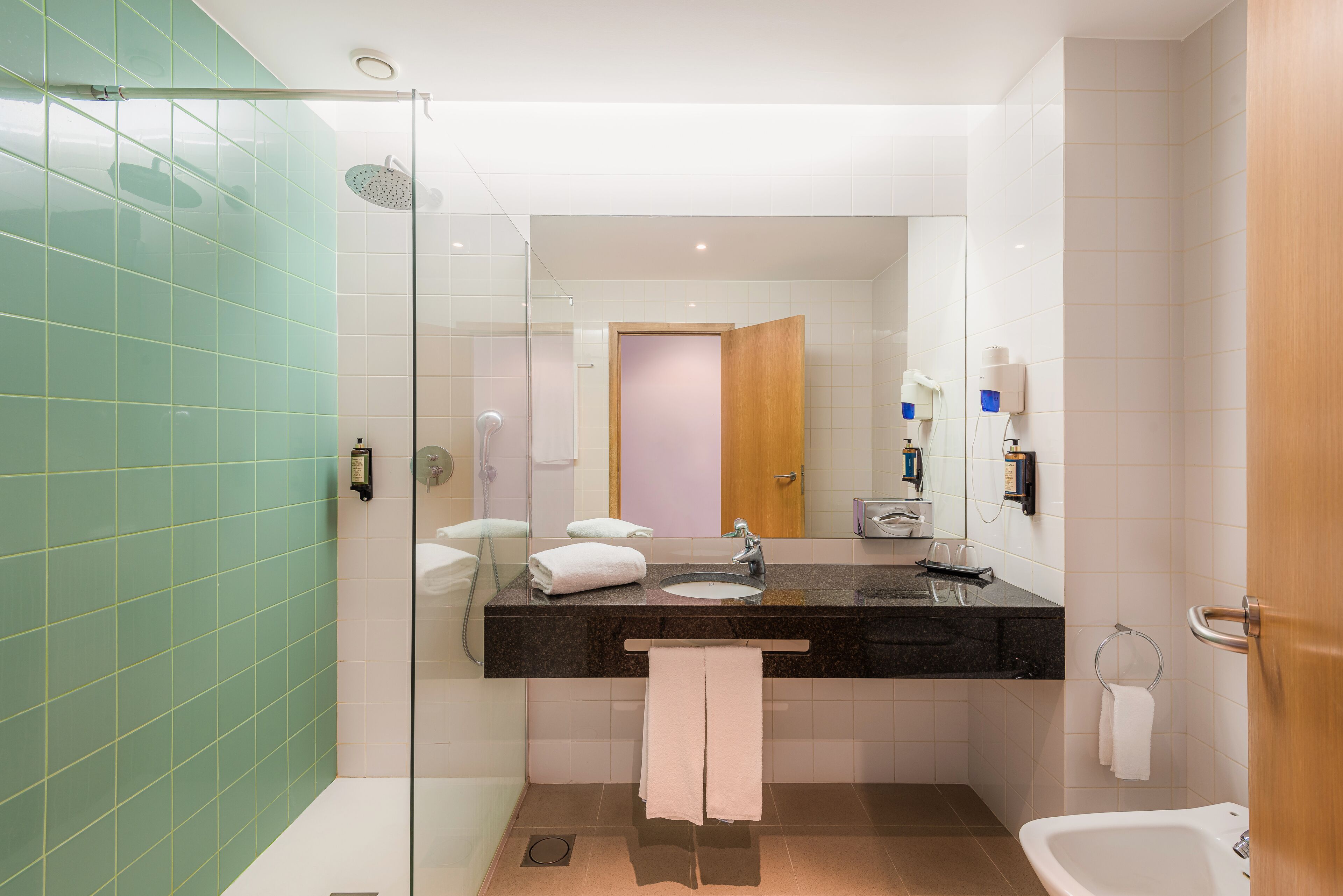 junior suite, sea view | bathroom | combined shower/bathtub, free toiletries, hair dryer, towels