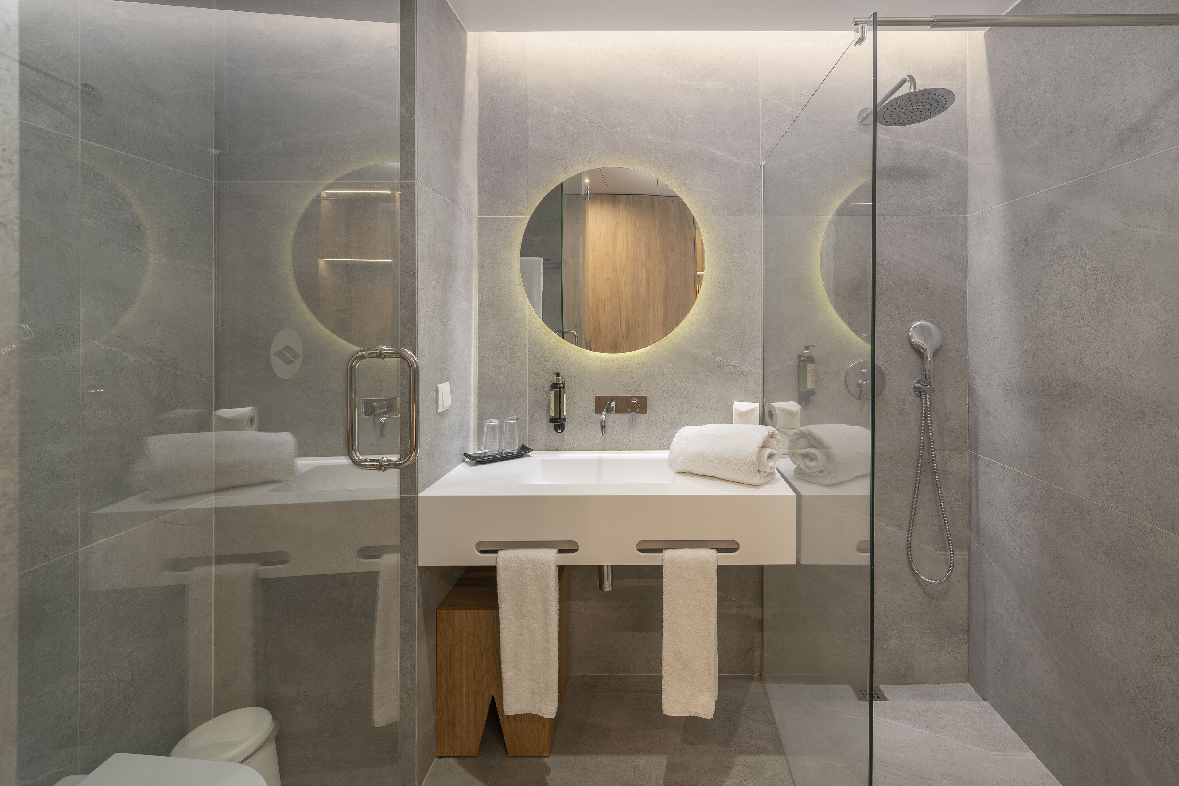 deluxe double room | bathroom | combined shower/bathtub, free toiletries, hair dryer, towels