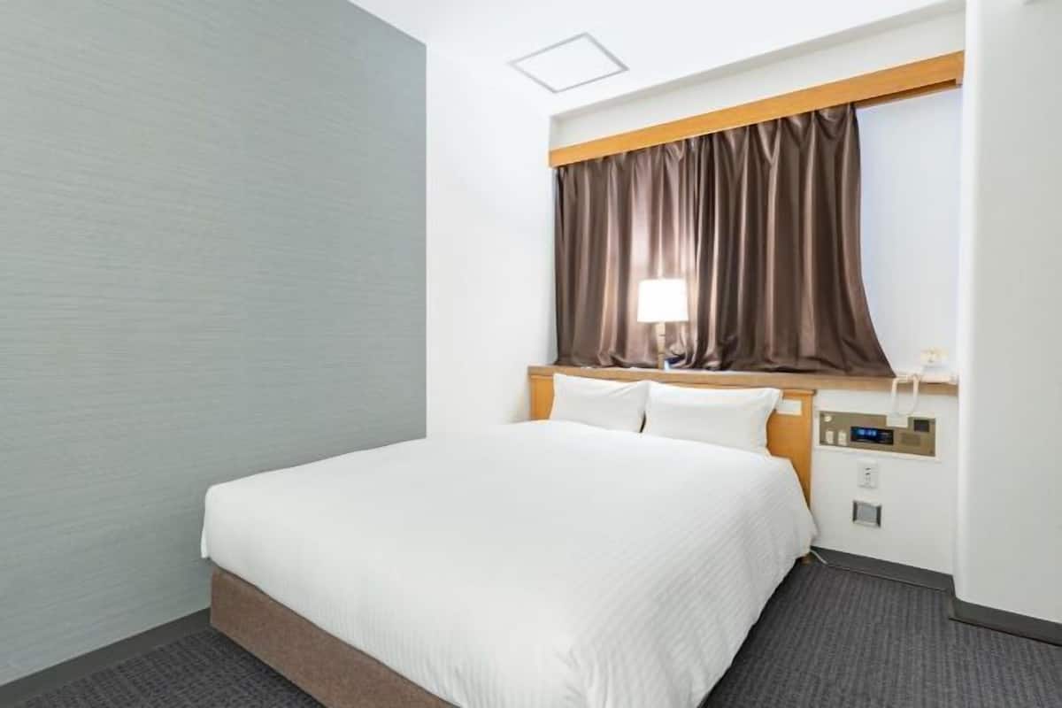 Down duvets, desk, free WiFi, bed sheets