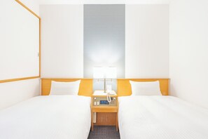 Habitación con 2 camas individuales | Edredones de plumas, escritorio, wifi gratis y ropa de cama