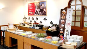 Ein reichhaltiges Buffet mit verschiedenen Speisen und einem Schild, das einen Preis von 1200 Yen angibt.