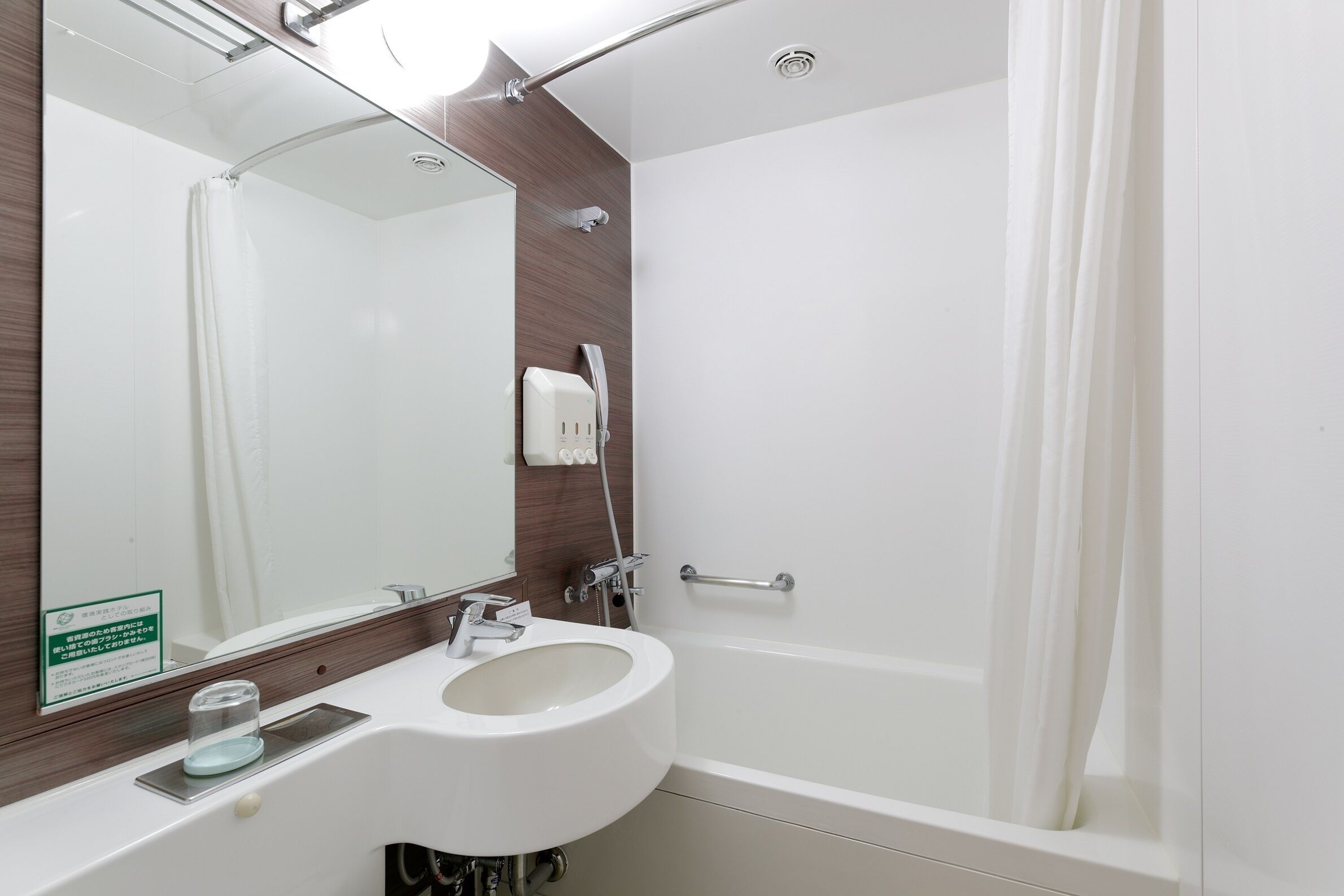 Bañera con ducha, secador de pelo, pantuflas, bidet