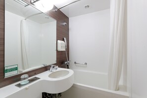 Combinació de dutxa i banyera, assecador de cabells, sabatilles i bidet 