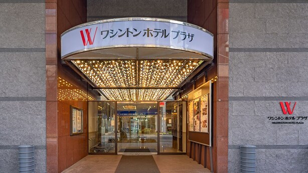 Der Eingang des Washington Hotel Plaza mit einer Markise und einem Glastür-Eingang.