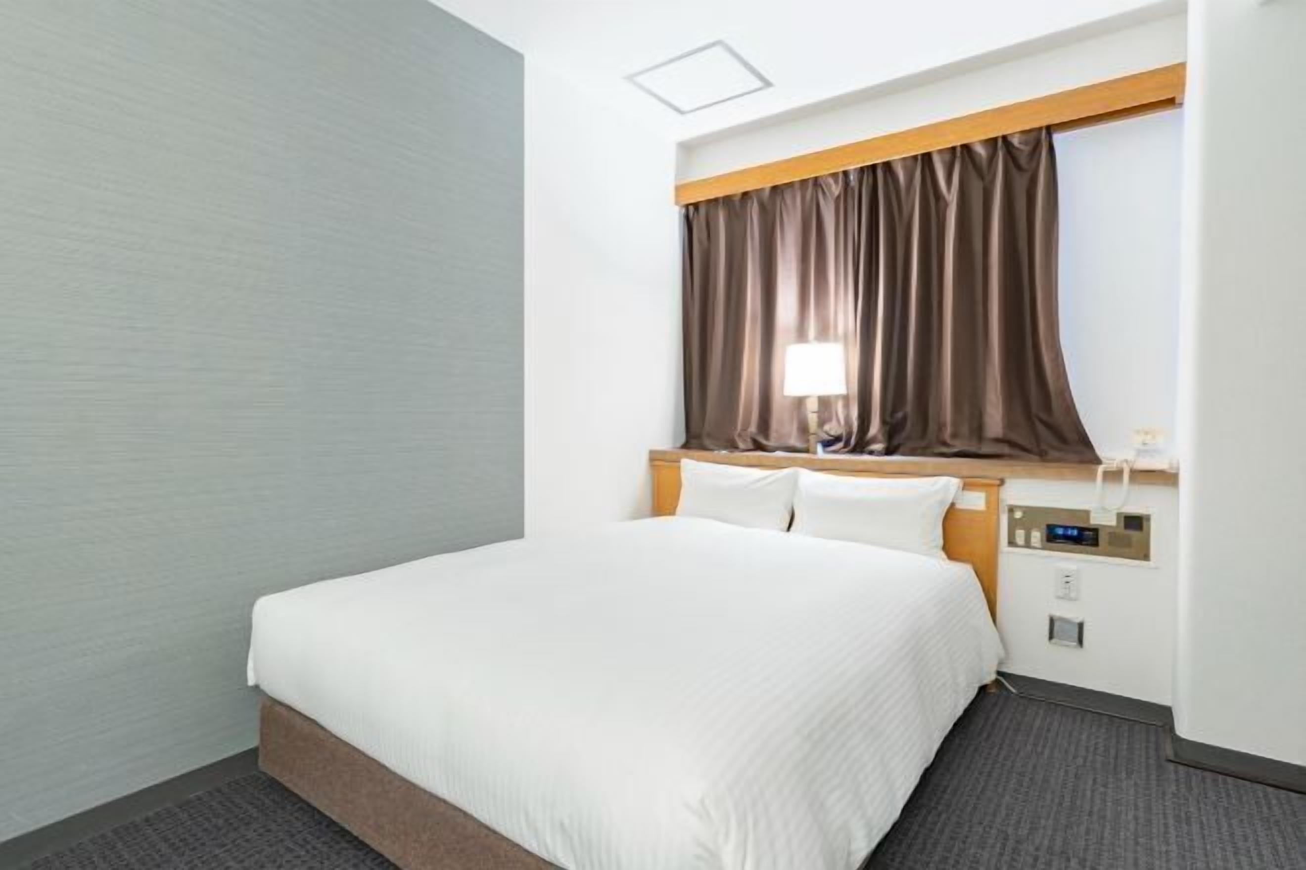 Edredón, escritorio, wifi gratis y ropa de cama 